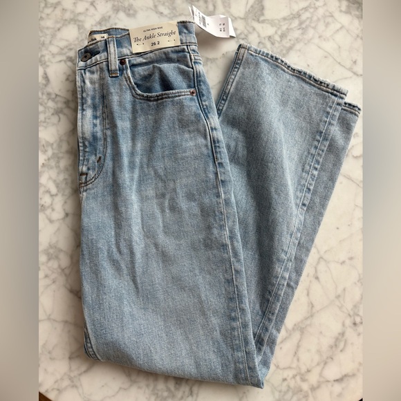 A&F Ultra High Rise Ankle Straight Jean - Light Wash - Picture 3 of 4